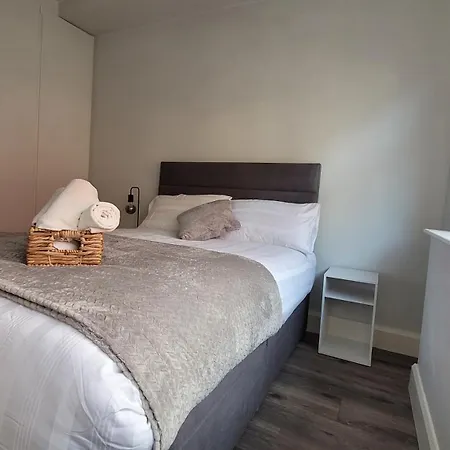 Modern 2-bed Flat Centre