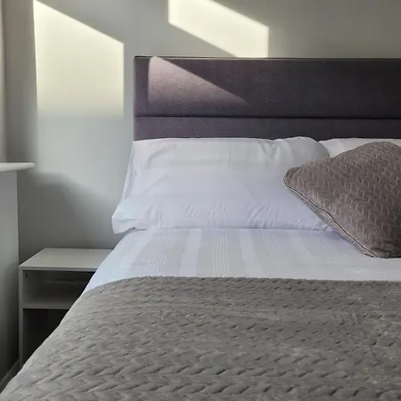 Modern 2-bed Flat Centre