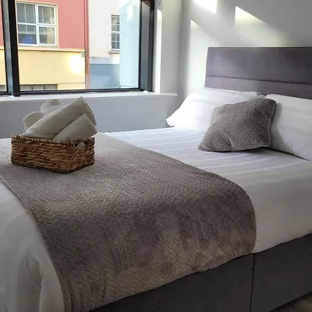 Modern 2-bed Flat Centre *