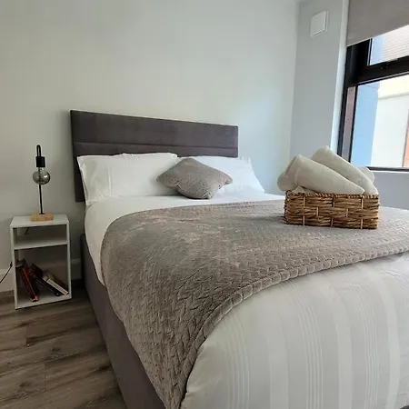 Modern 2-bed Flat Centre *
