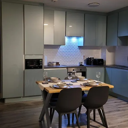 Modern 2-bed Flat Centre Apartment *